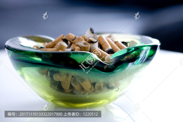 充分的煙灰缸