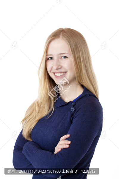 年輕的漂亮女人看著鏡頭笑著