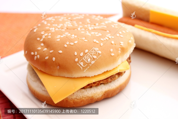 夾干酪和碎牛肉的三明治