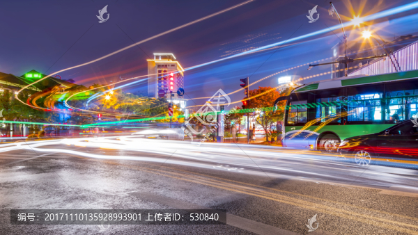 城市建筑夜景和模糊的車燈