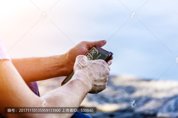 拿著手機拍照