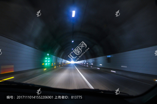 車(chē)在隧道開(kāi)