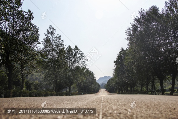 低角度拍攝鄉(xiāng)村路