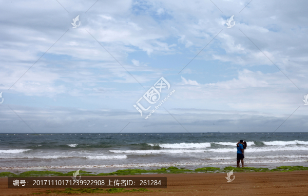 海邊擁吻