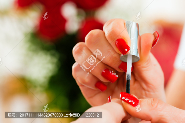 美甲沙龍的女人得到修指甲