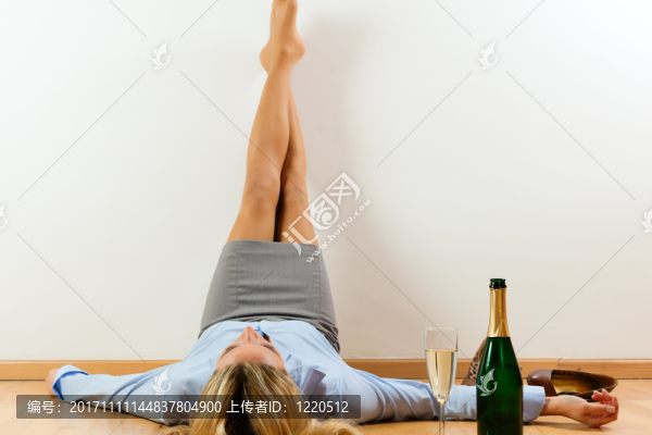 女商人在家里在地板上