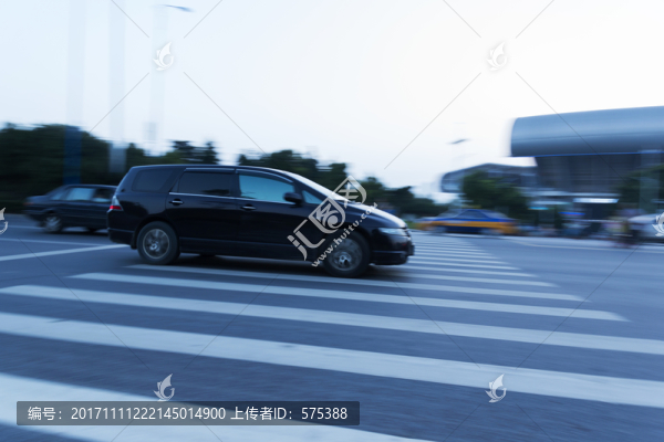 人行橫道上的車