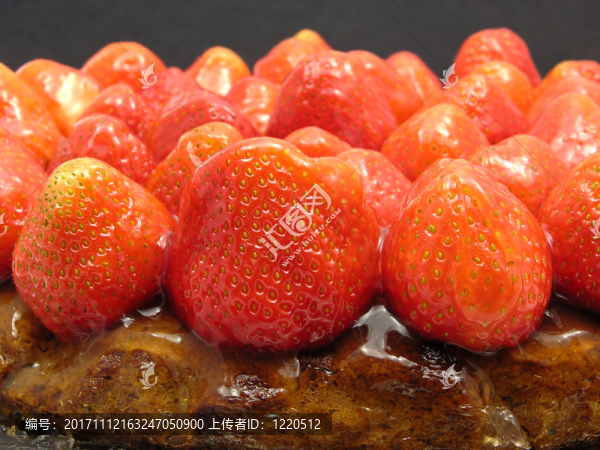 一個草莓蛋糕的側(cè)面特寫鏡頭在黑背景前面的