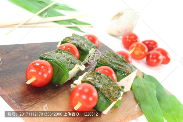 在野生大蒜外套的希臘白軟干酪