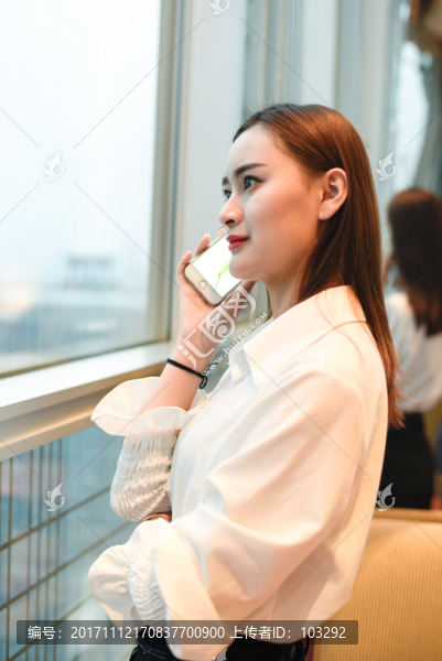 正在打電話的女人