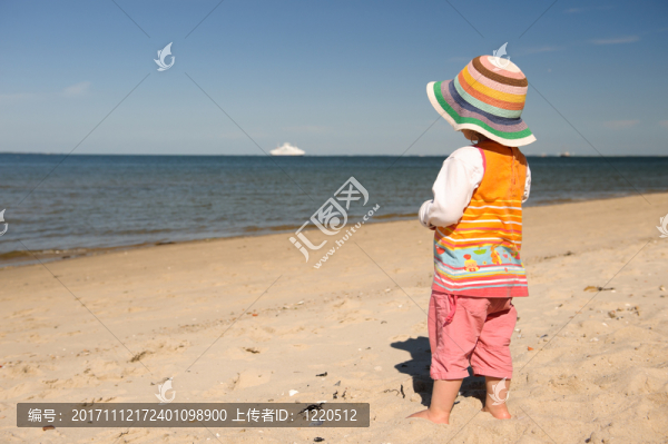 孩子在沙灘上