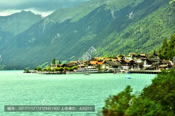 高山湖畔