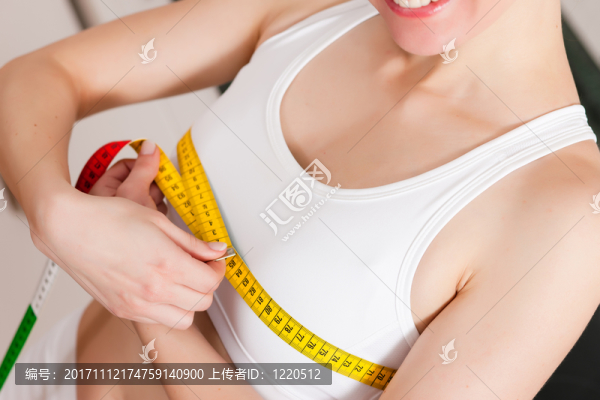 女人用卷尺測(cè)量胸部