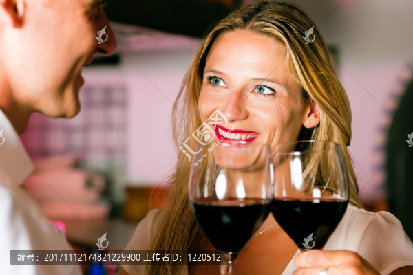 男人和女人在酒店酒吧調(diào)情