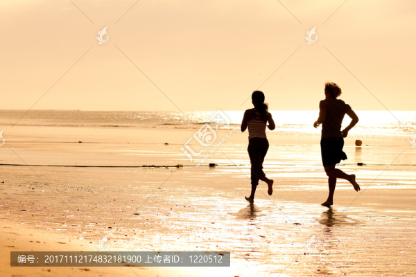體育夫婦在海灘上慢跑