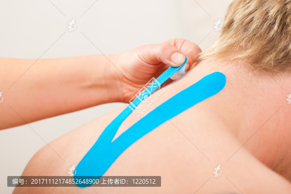 用磁帶進(jìn)行物理治療的病人