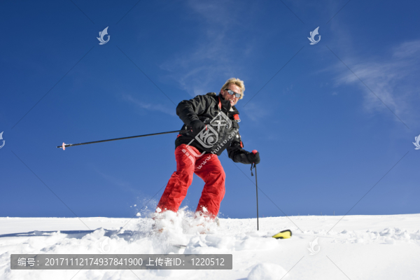 滑雪者在傍晚的陽(yáng)光下