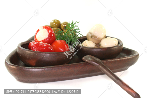 橄欖，釀辣椒和蘑菇