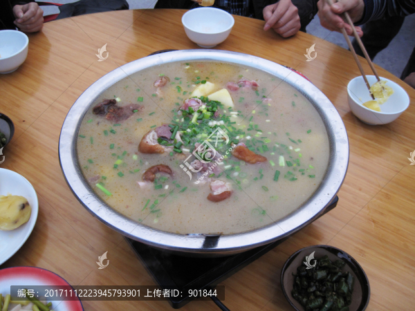 農(nóng)家樂美味臘肉豬蹄湯