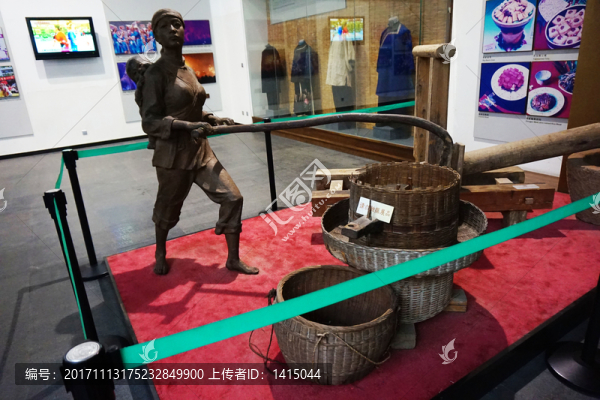 推磨的女子,雕塑