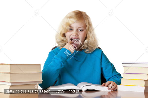 金發(fā)碧眼的漂亮女生坐在學(xué)習(xí)和很難過(guò)。