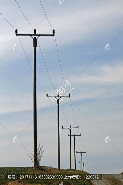 在一條土路的老電源線