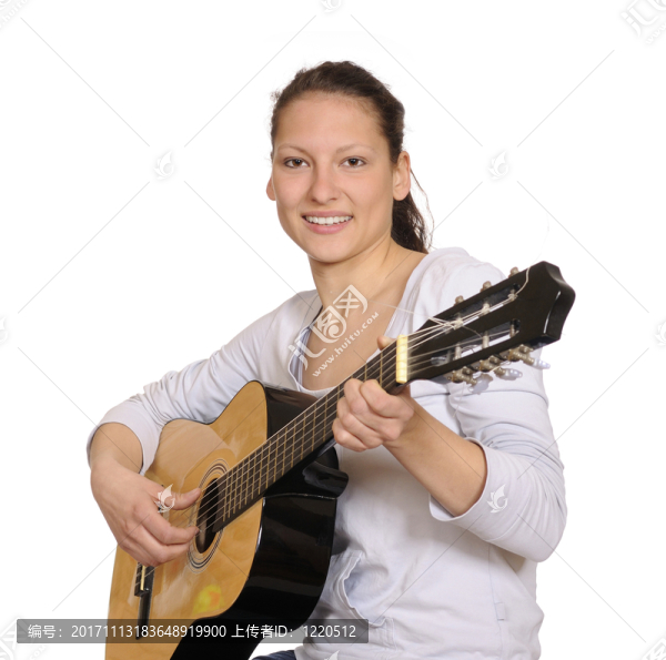 年輕女子彈吉他