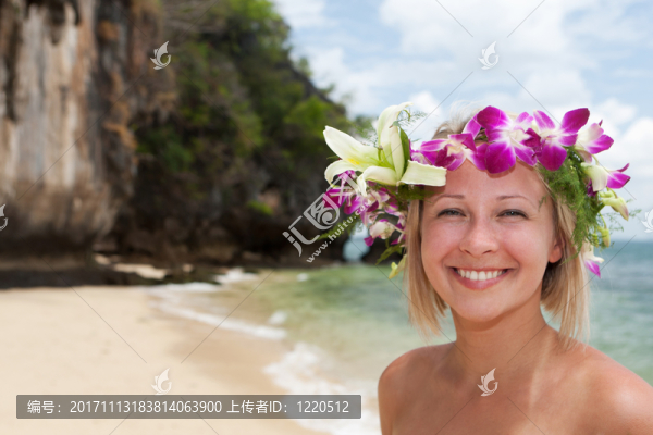 有魅力的女人在沙灘上