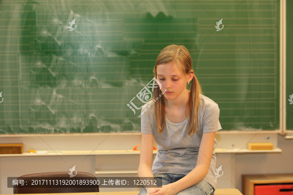 傷心的金發(fā)女孩在學(xué)校