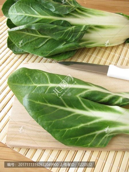 干凈，準備好甜菜在木板上