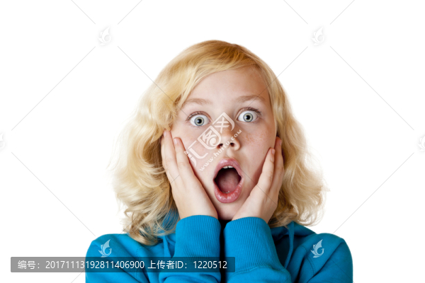 年輕漂亮的女孩看起來(lái)害怕在相機(jī)