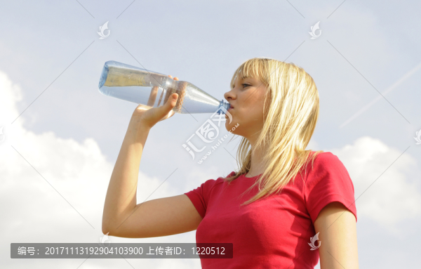 年輕女子從一瓶飲用水