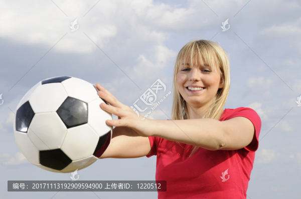 年輕女子與足球-匯圖網(wǎng) www.fosd68.com 年輕女子與足球