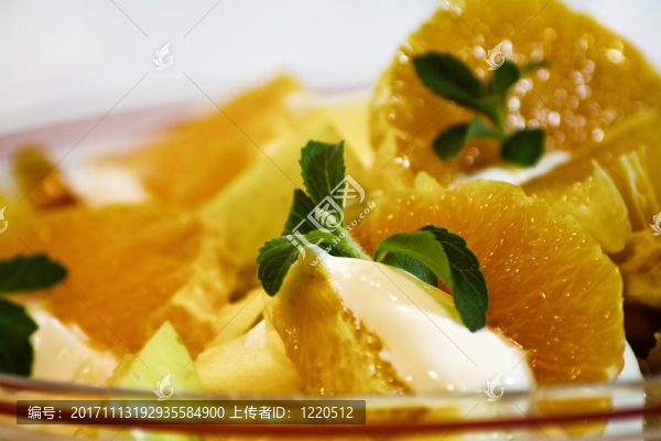 水果沙拉配酸奶和甜葉菊