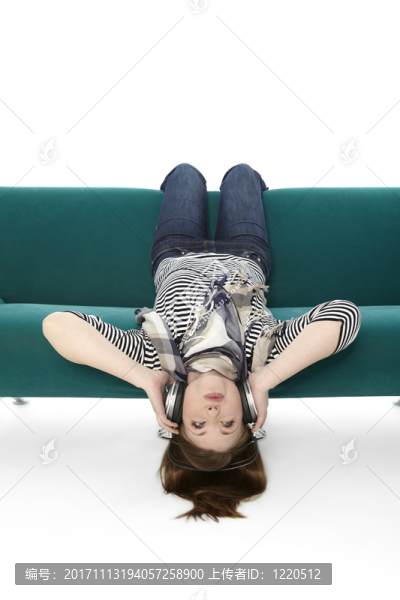 女人聽音樂顛倒了
