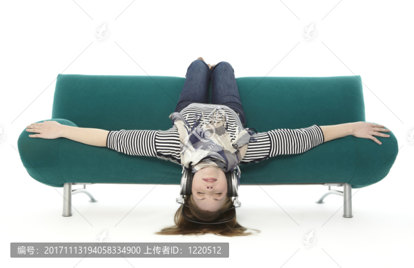 女人聽音樂顛倒了