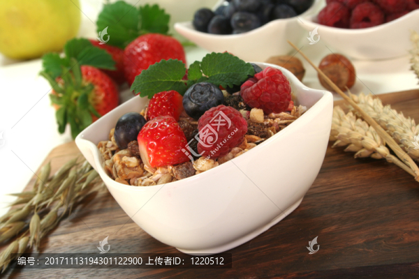 與新鮮水果和堅(jiān)果麥片
