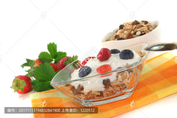 麥片配酸奶，新鮮水果和堅果