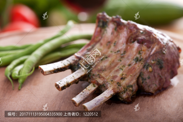 在木板上的烤羊肉冠