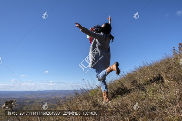 山頂跳躍的女孩