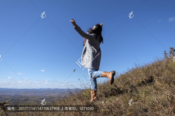 山頂跳躍的女孩