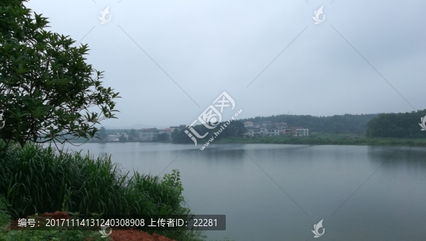 細雨中眺望醉人的江南農(nóng)村