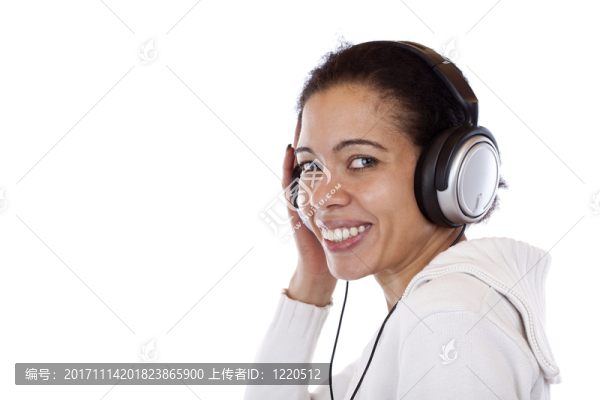 漂亮，快樂，戴著耳機放松與音樂的笑女人