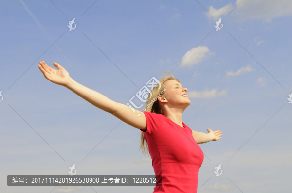 愉快的少婦涂她的胳膊