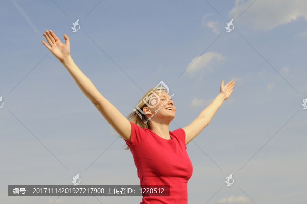 愉快的少婦涂她的胳膊