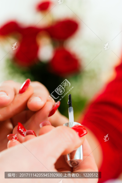 美甲工作室的女人得到修指甲