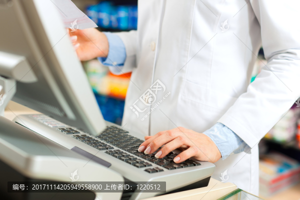 藥劑師站在藥房的收銀臺(tái)