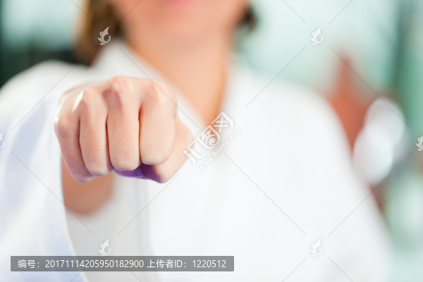 在健身房鍛煉武術(shù)