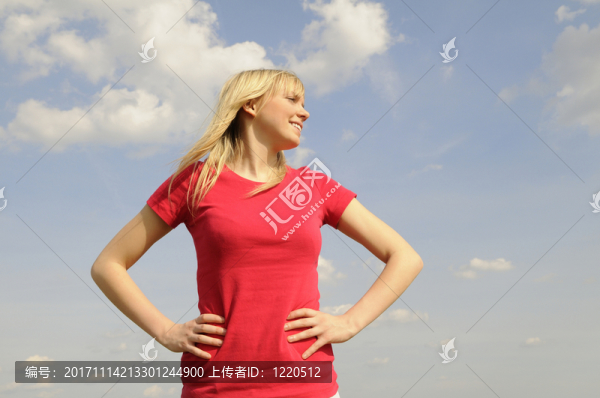 笑看著一邊的年輕女子