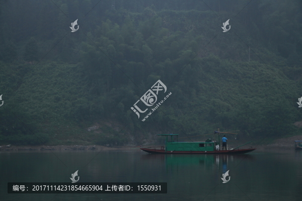 江面晨霧